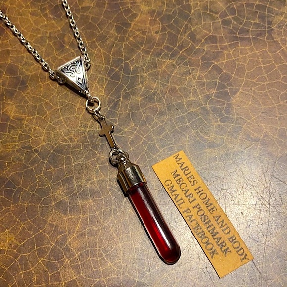 Vampires Blood Glass Vial Spooky Necklace Unisex Jewelry New Goth Halloween - Picture 1 of 9